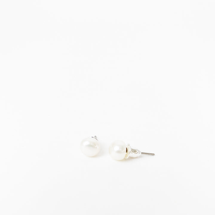 PETITES PERLES SUR TIGES - BLANC | SMALL PEARLS ON POSTS - WHITE