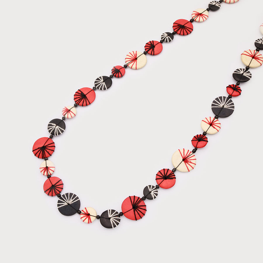 Collier semi-long en disques de bois plats colorés avec fils 1403-RED