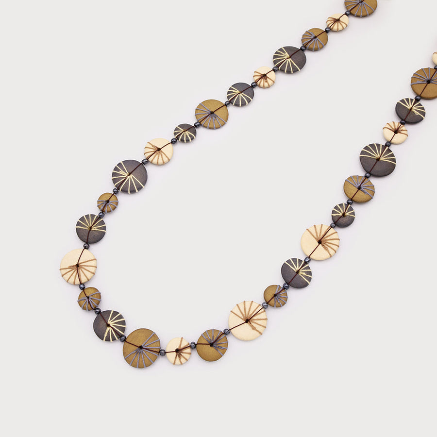 Collier semi-long en disques de bois plats colorés avec fils 1403-TAN