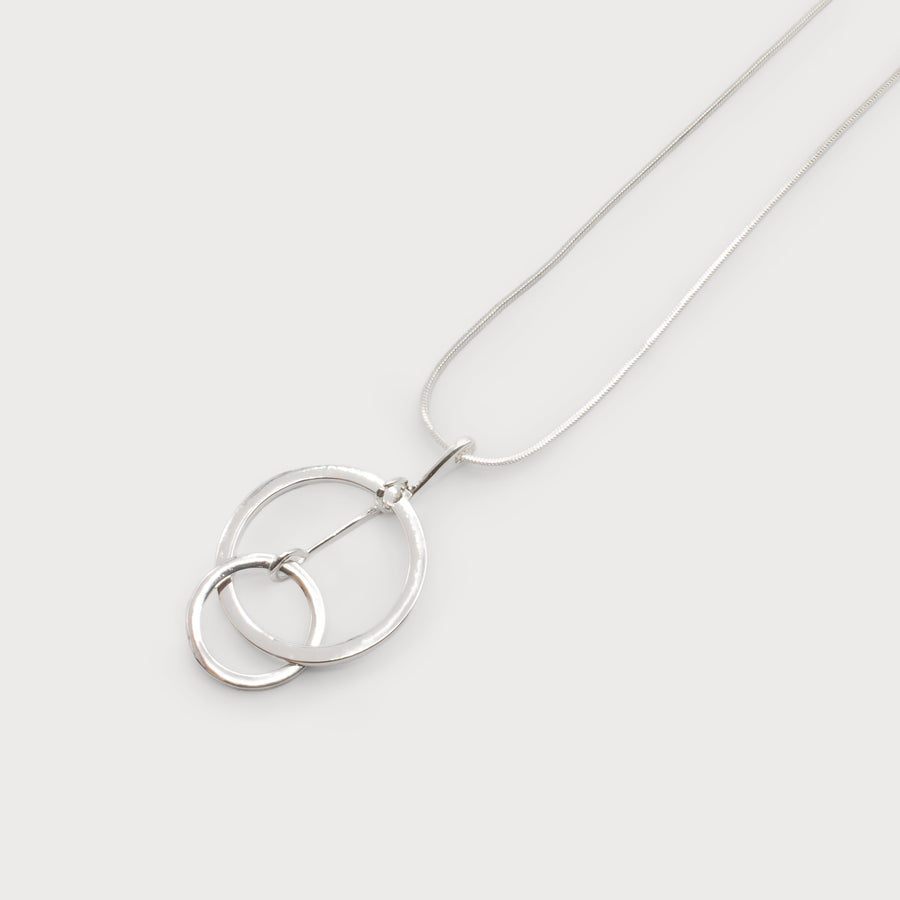 CHAÎNE LONGUE AVEC PENDENTIF DOUBLE ANNEAUX EN MÉTAL 1653-SLV