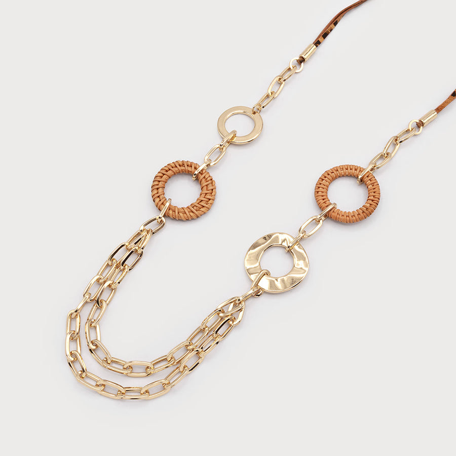 Collier long réglable sur cordon en cuir avec pièces métalliques et raphia 1772-BRN