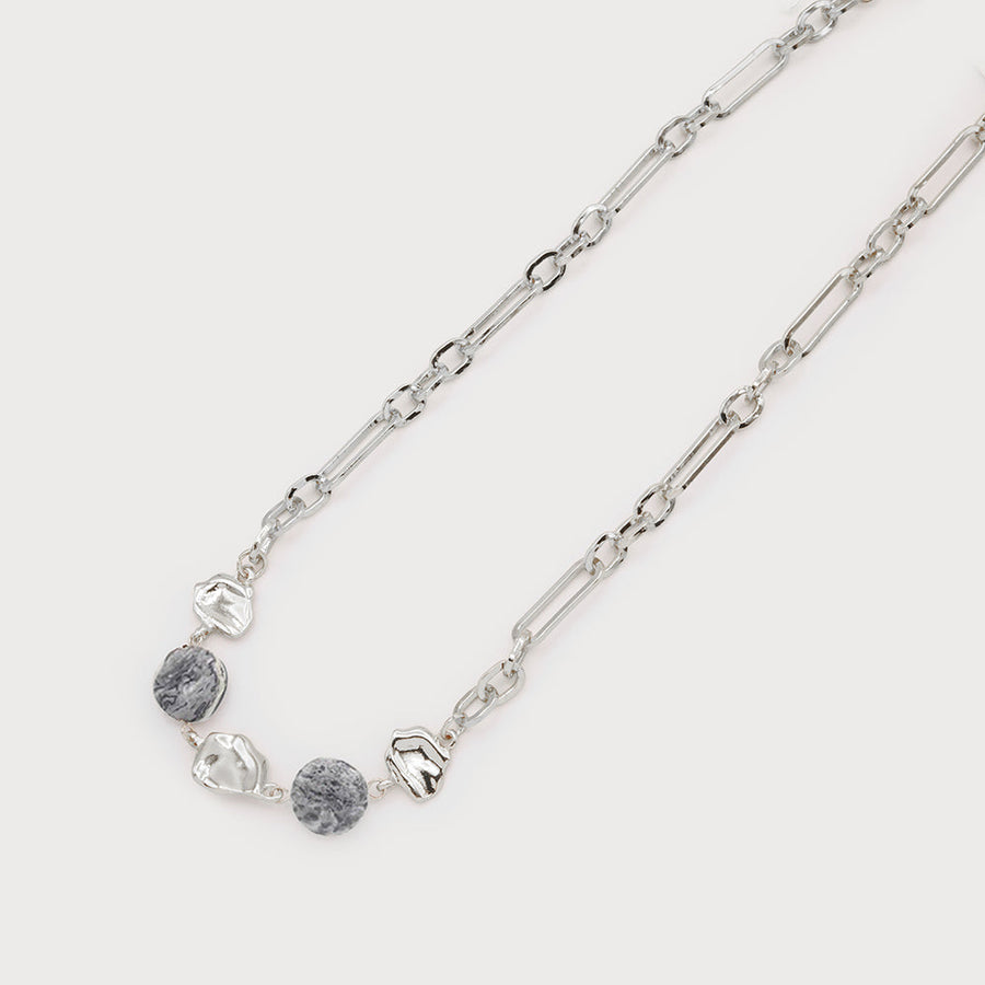Collier alternant pierres naturelles et pièces de métal martelé 1781-GRY-S