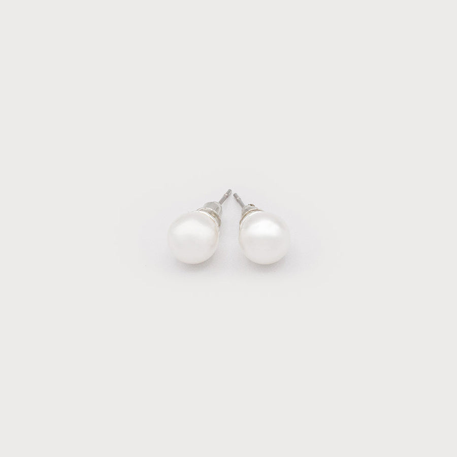 Imitation pearl on posts 2682-WTE