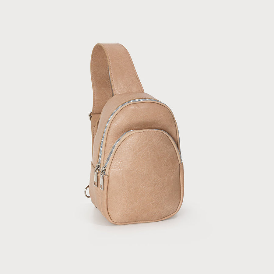 SAC EN BANDOULIÈRE AVEC 2 POCHES EXTÉRIEURES ZIPPÉES ET UNE POCHE INTÉRIEURE. SANGLE RÉGLABLE POUVANT ÊTRE PORTÉE DANS LES DEUX SENS 7130-E-BGE