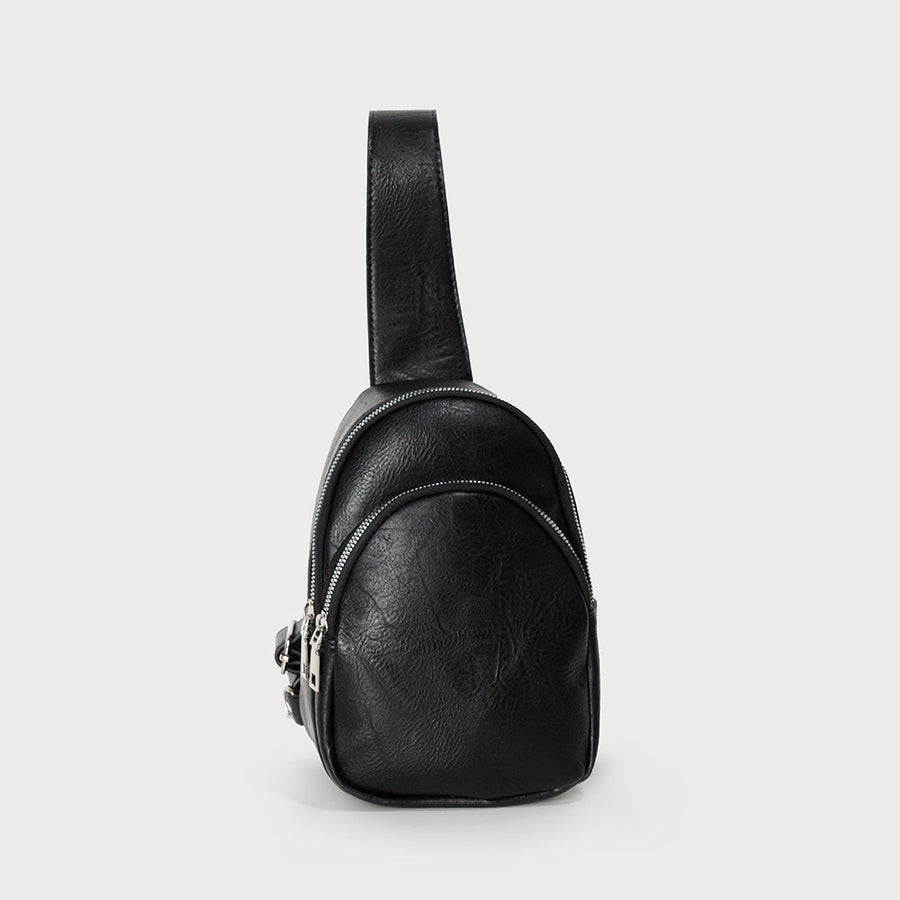 SAC EN BANDOULIÈRE AVEC 2 POCHES EXTÉRIEURES ZIPPÉES ET UNE POCHE INTÉRIEURE. SANGLE RÉGLABLE POUVANT ÊTRE PORTÉE DANS LES DEUX SENS 7130-E-BLK