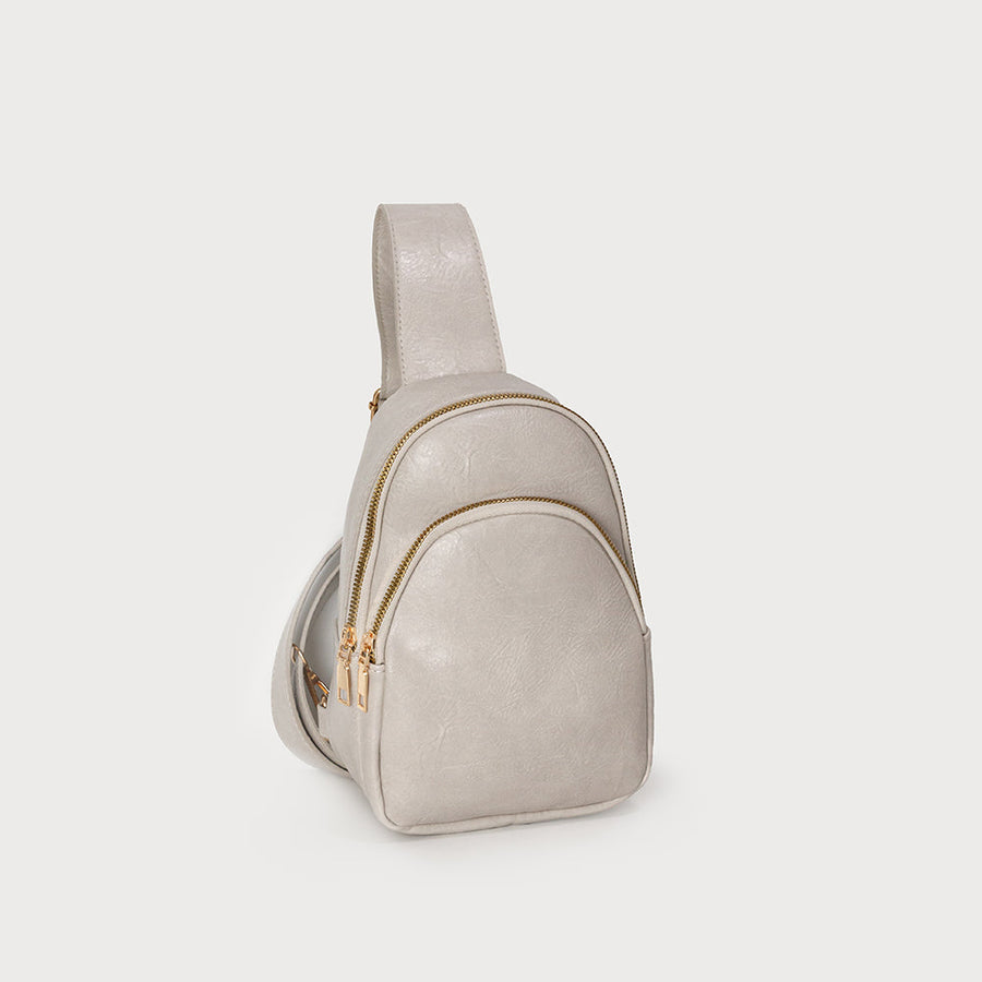 SAC EN BANDOULIÈRE AVEC 2 POCHES EXTÉRIEURES ZIPPÉES ET UNE POCHE INTÉRIEURE. SANGLE RÉGLABLE POUVANT ÊTRE PORTÉE DANS LES DEUX SENS 7130-E-FOG