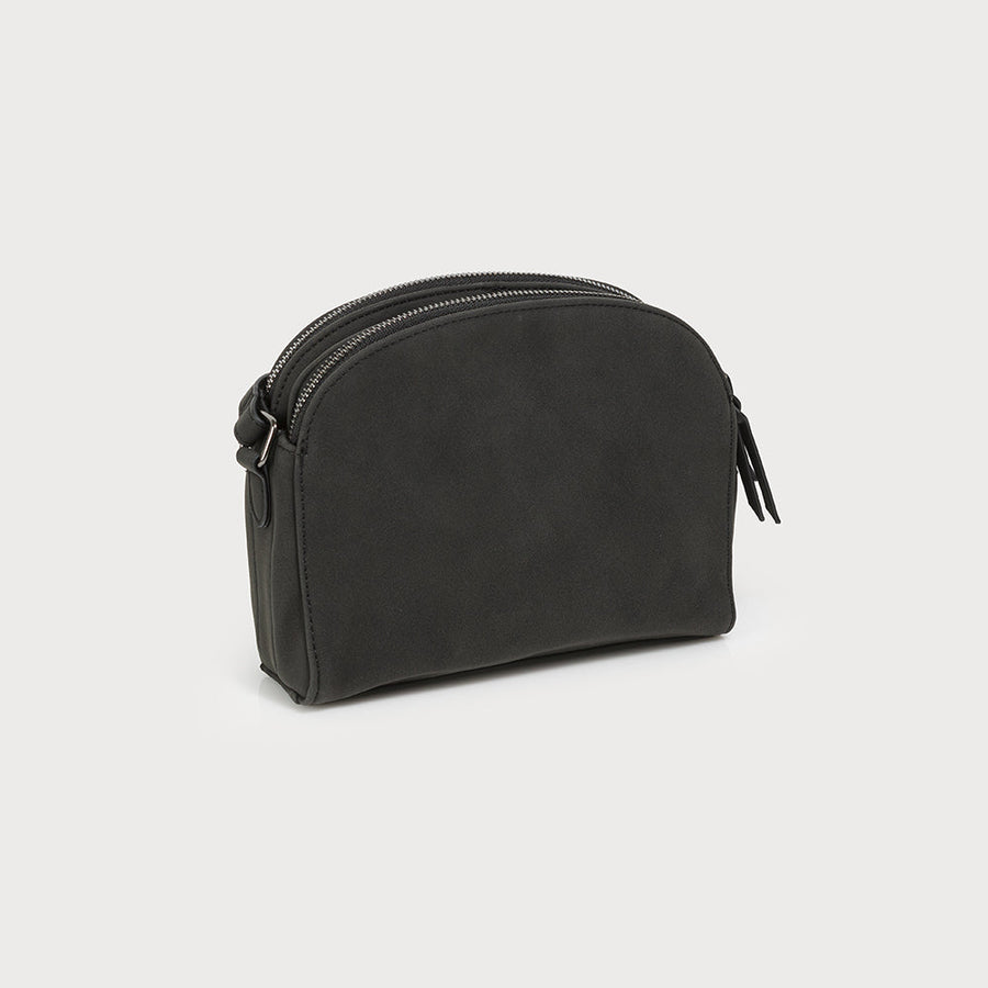 Sac bandoulière demi-lune avec 2 fermetures éclair et fermeture magnétique. Ganse ajustable. Imitation cuir souple 7133-BLK