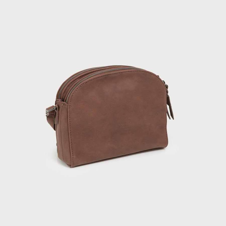 sac à bandoulière demi-lune avec 2 fermetures à glissière et fermeture magnétique. sangle réglable. simili-cuir souple 7133-BRN