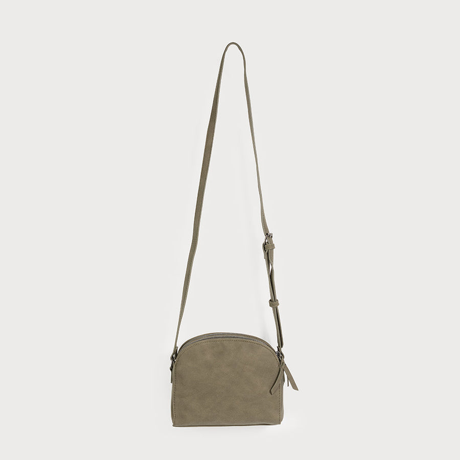 Sac bandoulière demi-lune avec 2 fermetures éclair et fermeture magnétique. Ganse ajustable. Imitation cuir souple 7133-GRN