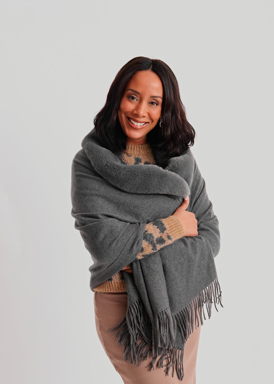 Shawl with faux fur collar and fringes 6190-GRY