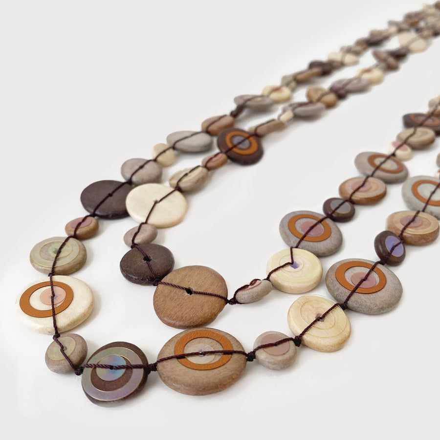 EXTRA-LONG NECKLACE WITH WOOD PELLETS AND SEQUINS 1001-NAT