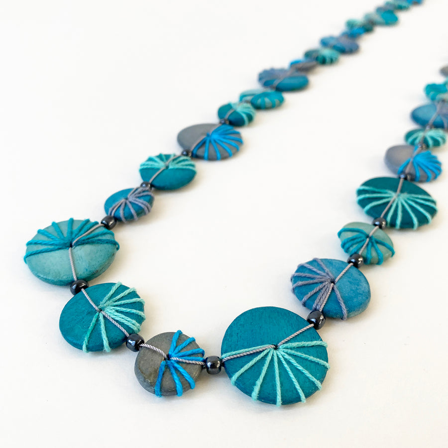 COLLIER DE PASTILLES DE BOIS COLORÉES ET CORDE DE NYLON - MULTI AQUA | LONG NECKLACE IN FLAT COLOURED WOOD DISCS WITH NYLON CORD  - MIX AQUA