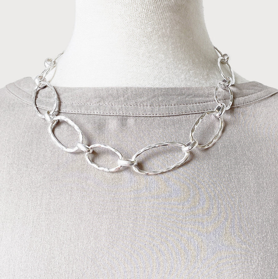NECKLACE WITH TEXTURED OVAL RINGS 1473-SLV