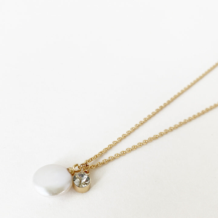 CHAÎNE AVEC UNE MINI PERLE ET CRISTAL - OR | DELICATE CHAIN WITH MINI FAUX PEARL & CRYSTAL PENDANTS - GOLD