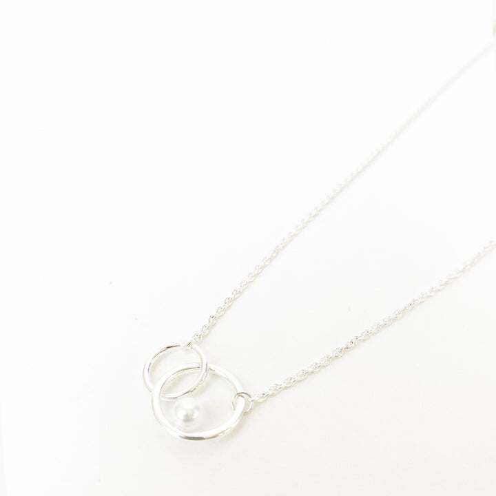 CHAÎNE AVEC UNE MINI PERLE SUR ANNEAUX DÉLICATS - ARGENT | DELICATE CHAIN WITH MINI FAUX PEARL ON DOUBLE RINGS  - SILVER