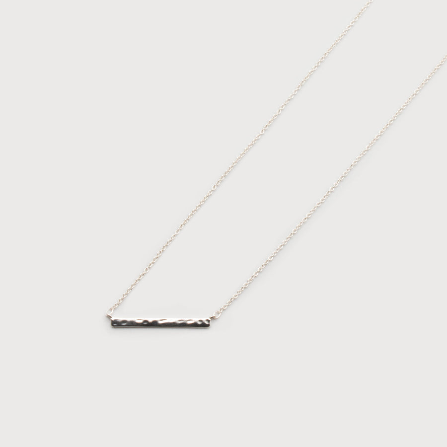 DELICATE CHAIN WITH SMALL HAMMERED BAR 1521-SLV