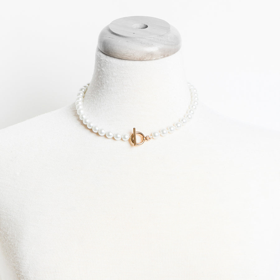 COLLIER IMITATION PERLES AVEC FERMOIR À TRAVERSE - BLANC ET OR | FAUX PEARLS NECKLACE WITH TOGGLE CLOSURE - WHITE & GOLD