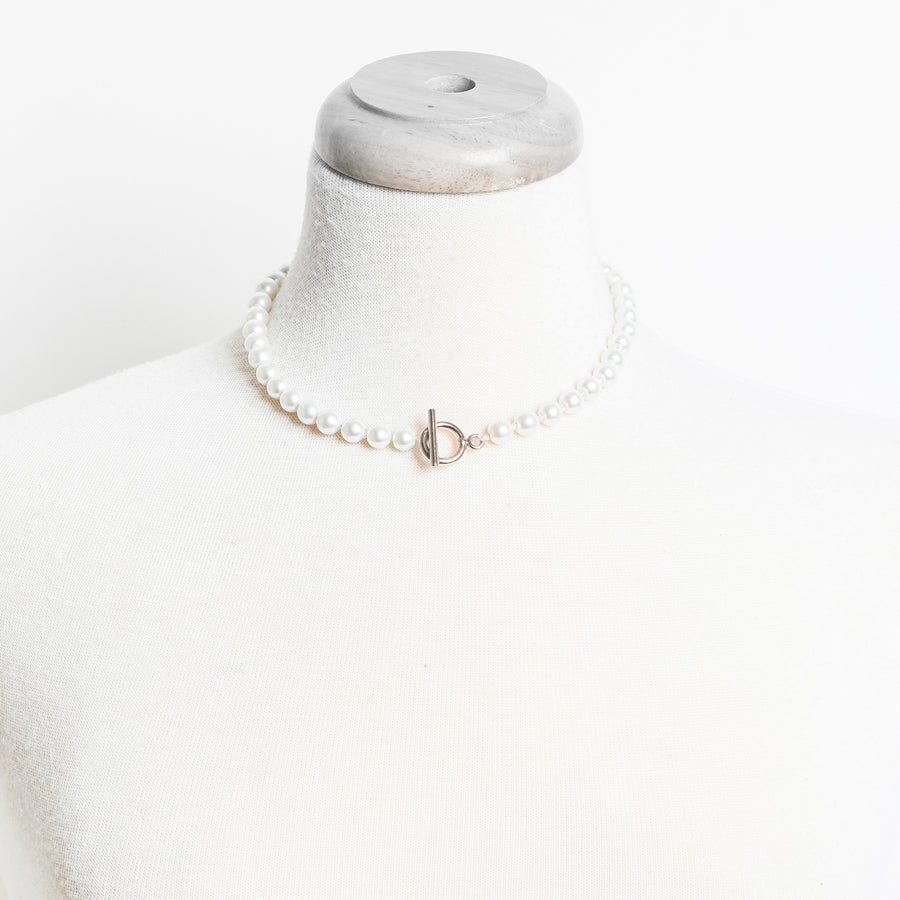 COLLIER IMITATION PERLES AVEC FERMOIR À TRAVERSE - BLANC ET ARGENT | FAUX PEARLS NECKLACE WITH TOGGLE CLOSURE - WHITE & SILVER