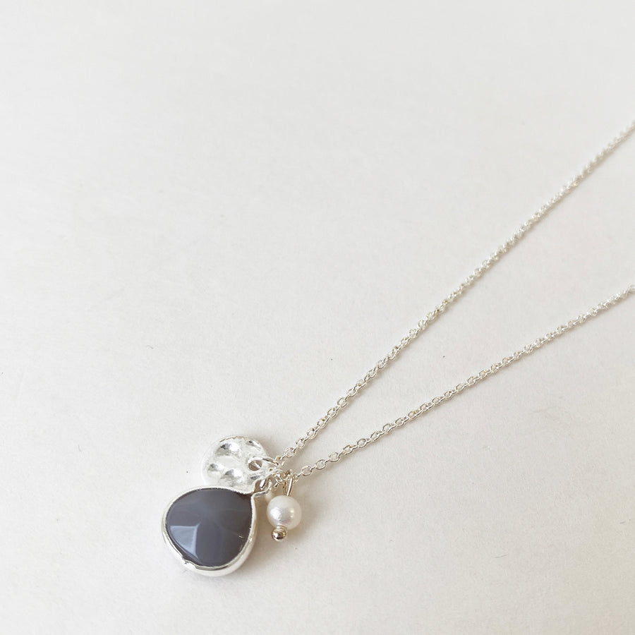COLLIER DÉLICAT SUR CHAÎNE AVEC BRELOQUES PIERRE NATURELLE ET BILLES ASSORTIES - GRIS ET ARGENT | DELICATE CHAIN NECKLACE WITH NATURAL STONE & ASSORTED BEADS CHARMS - GREY & SILVER