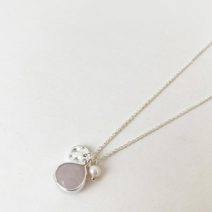 COLLIER DÉLICAT SUR CHAÎNE AVEC BRELOQUES PIERRE NATURELLE ET BILLES ASSORTIES - ROSE ET ARGENT | DELICATE CHAIN NECKLACE WITH NATURAL STONE & ASSORTED BEADS CHARMS - PINK & SILVER