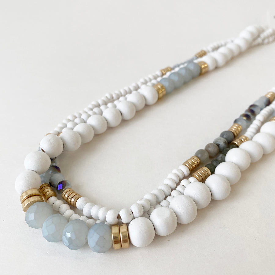 COLLIER 3 RANGS AVEC BILLES DE PIERRES NATURELLES, VERRE, MÉTAL ET BOIS - MIX GRIS, BLANC ET OR | 3 ROWS NECKLACE WITH NATURAL STONES, GLASS, WOOD & METAL BEADS - MIX GREY, WHITE & GOLD