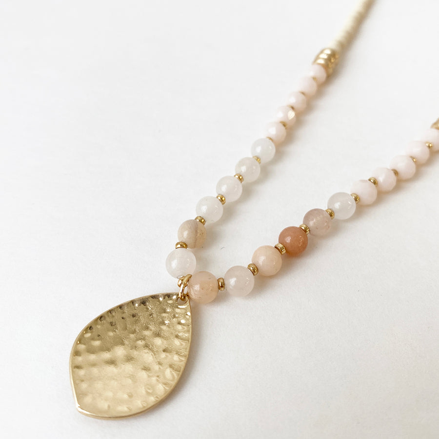 COLLIER PIERRES NATURELLES, BILLES DE BOIS ET DE VERRE AVEC PENDENTIF MÉTALLIQUE AU FINI MARTELLÉ  - PÊCHE, BEIGE ET OR | NATURAL STONES, GLASS & WOOD BEADS NECKLACE WITH HAMMERED FINISH DROP METALLIC PENDANT - PEACH, BEIGE & SILVER