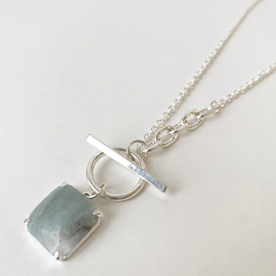 COLLIER SUR CHAÎNE AVEC FERMOIR À TRAVERSE ET PENDENTIF PIERRE NATURELLE CARRÉE - AQUA ET ARGENT | SQUARED NATURAL STONE PENDANT ON CHAIN WITH T-BAR ATTACH - AQUA & SILVER