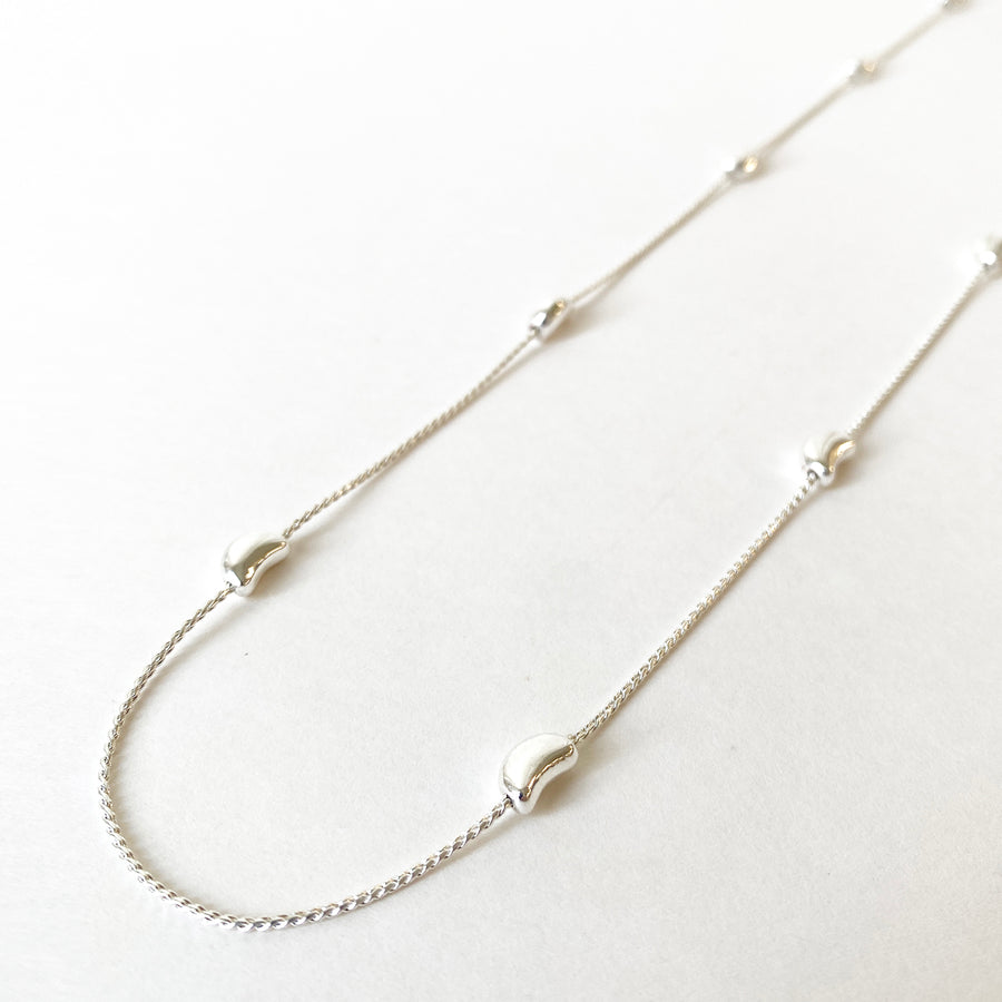 PETITS C?URS MÉTALLIQUES SUR LONGUE CHAÎNE - ARGENT | LONG CHAIN WITH LITTLE METAL HEARTS - SILVER