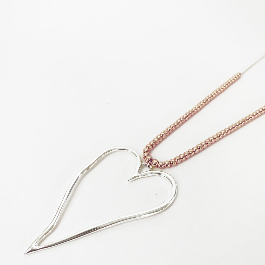 CHAÎNE AJUST. AVEC PETITES BILLES DE MÉTAL ET GROS PENDENTIF COEUR ONDULÉ  - OR ROSE ET ARGENT  | ADJ. CHAIN WITH SMALL METAL BEADS & A BIG WAVED HEART PENDANT - ROSE GOLD & SILVER