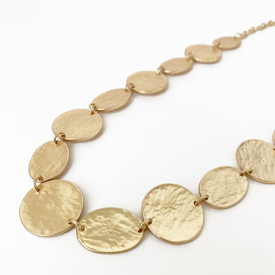 COLLIER PASTILLES RONDES FINI TEXTURÉ  - OR | TEXTURED FLAT DISCS NECKLACE - GOLD