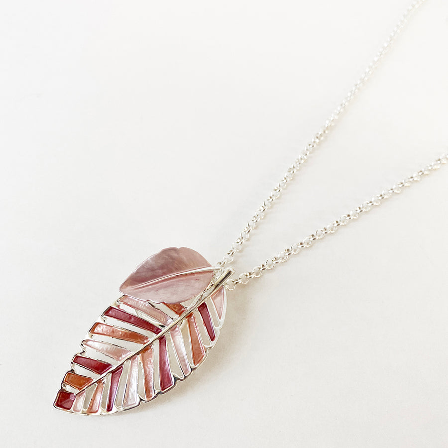 COLLIER AVEC PENDENTIF FEUILLE MÉTALLIQUE PEINTE À LA MAIN  - MULTI ROSES ET ARGENT | HAND PAINTED LEAF PENDANT NECKLACE - MIX PINK & SILVER