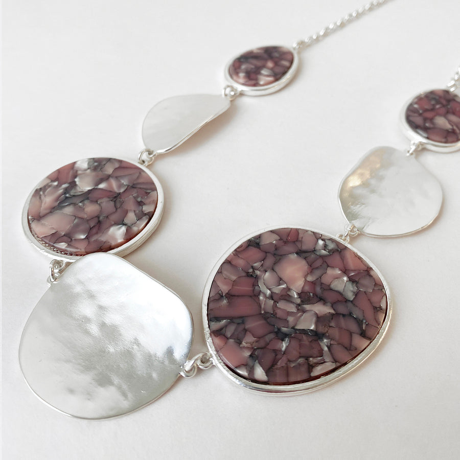 COLLIER IMPOSANT AVEC PIÈCES GÉOMÉTRIQUES TEXTURÉES ET RÉSINE - ROSE ET ARGENT | STATEMENT NECKLACE WITH TEXTURED METAL GEOMETRICAL PIECES & RESIN ON CHAIN - PINK & SILVER