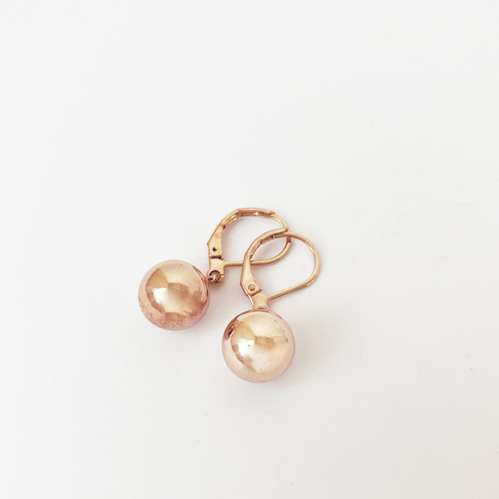 BOUCLES D'OREILLES PETITE SPHERE MÉTALLIQUE SUR DORMEUSES - OR ROSE | SMALL METALLIC SPHERE EARRINGS ON ''D'' HOOKS - ROSE GOLD