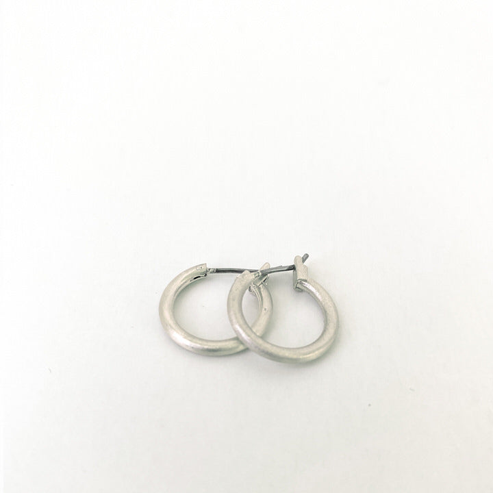 PETITS ANNEAUX AU FINI BROSSÉ - ARGENT | SMALL HOOPS IN BRUSHED FINISH - SILVER