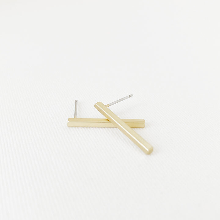 BOUCLES D'OREILLES PETITS BÂTONS MÉTALLIQUES SUR TIGES - OR MAT | SMALL METALLIC STICKS EARRINGS ON POSTS - MATTE GOLD