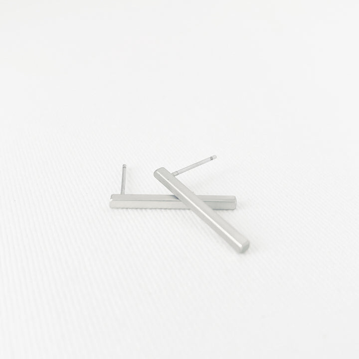 BOUCLES D'OREILLES PETITS BÂTONS MÉTALLIQUES SUR TIGES - ARGENT MAT | SMALL METALLIC STICKS EARRINGS ON POSTS - MATTE SILVER