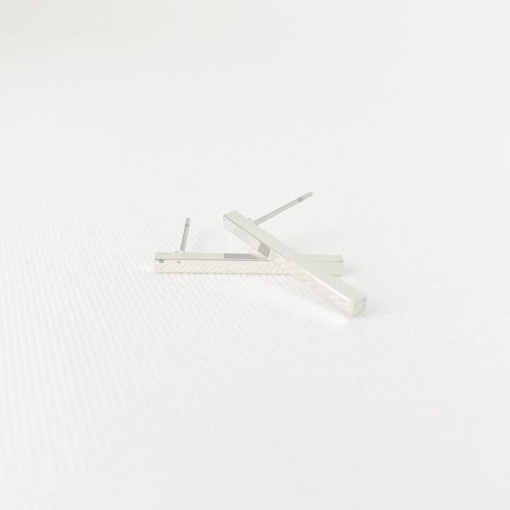 BOUCLES D'OREILLES PETITS BÂTONS MÉTALLIQUES SUR TIGES - ARGENT BRILLANT | SMALL METALLIC STICKS EARRINGS ON POSTS - SHINY SILVER