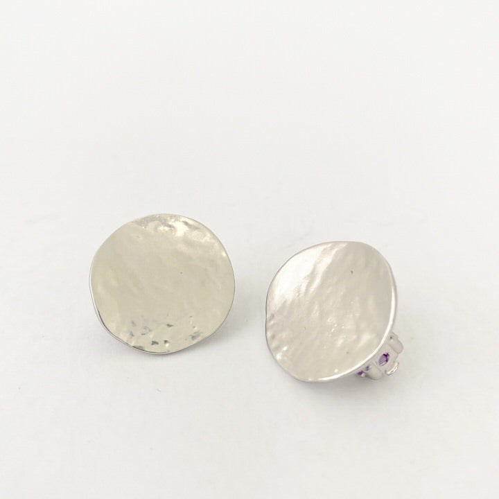 BOUCLES D'OREILLES PASTILLES RONDES AU FINI TEXTURÉ - ARGENT | TEXTURED FLAT DISCS EARRINGS  - SILVER