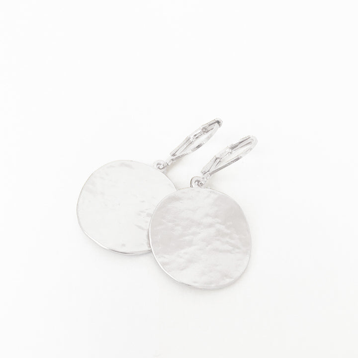 BOUCLES D'OREILLES PASTILLES RONDES AU FINI TEXTURÉ  - ARGENT | TEXTURED FLAT DISCS DROP EARRINGS  - SILVER