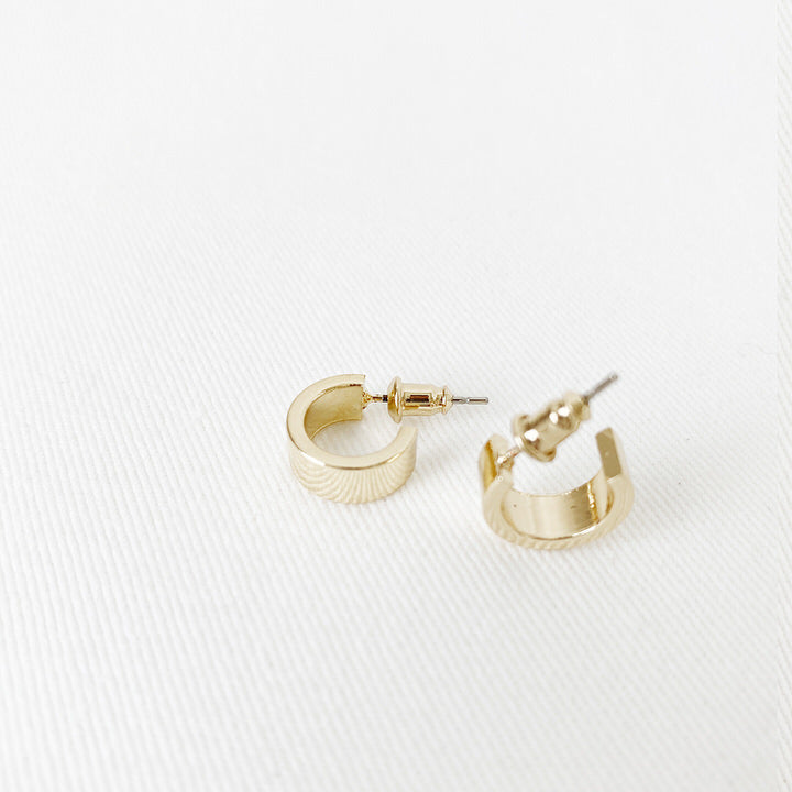 MINIS ANNEAUX ÉPURÉS AU FINI BRILLANT - OR BRILLANT | WIDE MINIMALIST MINI HOOPS IN SHINY FINISH - SHINY GOLD