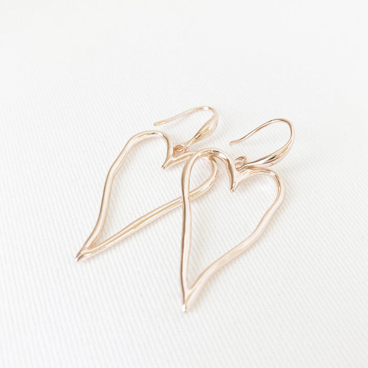 GRANDES BOUCLES D'OREILLES C?URS ONDULÉS  - OR ROSE | LARGE WAVY METALLIC HEART DROP EARRINGS - ROSE GOLD