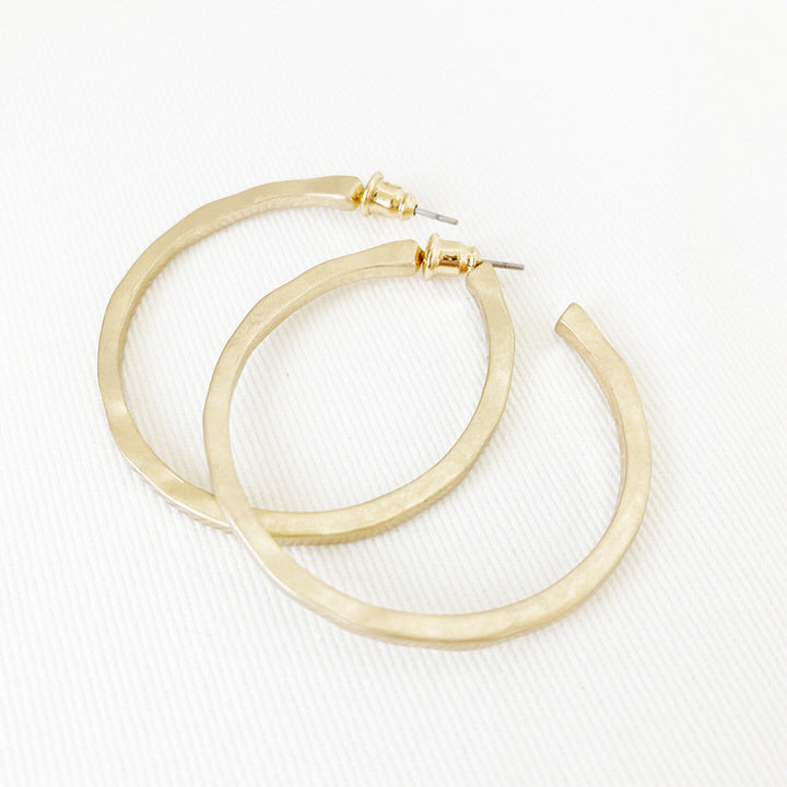 ANNEAUX MARTELÉS AU FINI USÉ - OR | WORN FINISH HAMMERED HOOPS  - GOLD