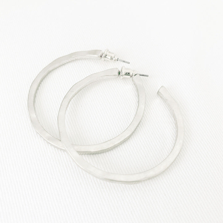 ANNEAUX MARTELÉS AU FINI USÉ - ARGENT | WORN FINISH HAMMERED HOOPS  - SILVER