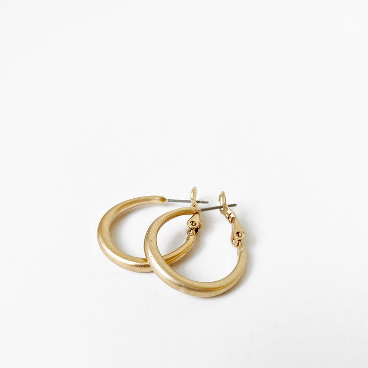 ANNEAUX ÉPURÉS AU FINI MAT  - OR MAT | MINIMALIST HOOPS ON CLIPS IN MATTE FINISH - WORN GOLD