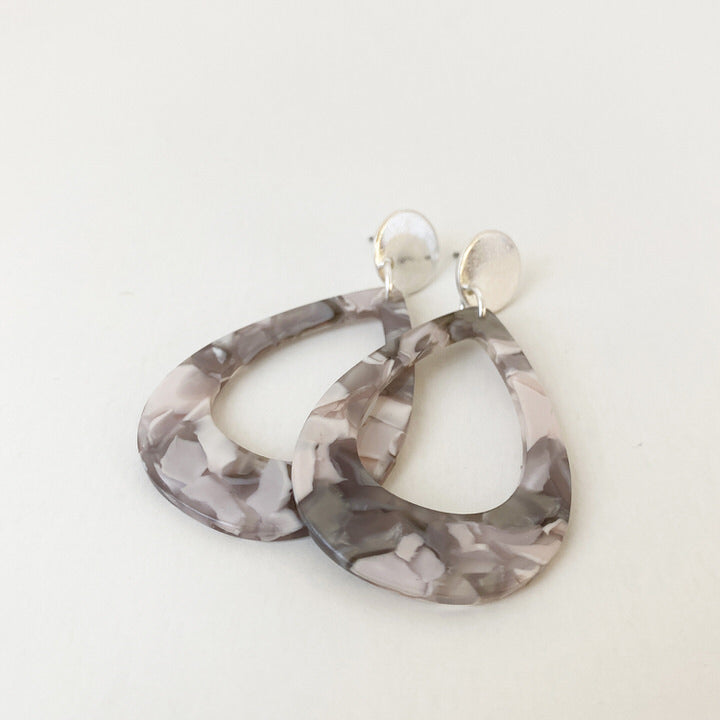 GRANDES BOUCLES D'OREILLES GOUTTES EN RÉSINE COLORÉE  - GRIS ET ARGENT | LARGE COLOURED DROP RESIN EARRINGS  - GREY & SILVER
