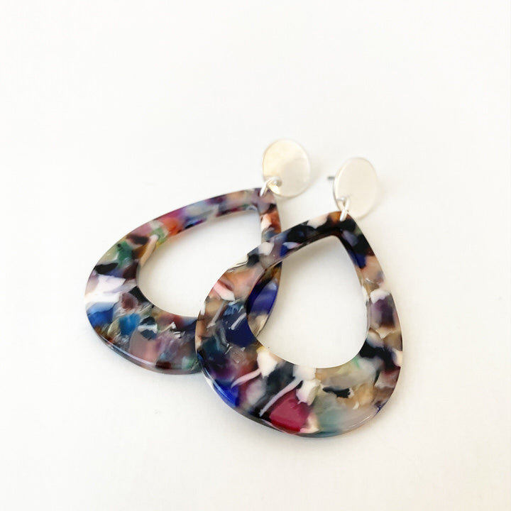 GRANDES BOUCLES D'OREILLES GOUTTES EN RÉSINE COLORÉE  - MULTI NOIR ET ARGENT | LARGE COLOURED DROP RESIN EARRINGS  - MIX BLACK & SILVER