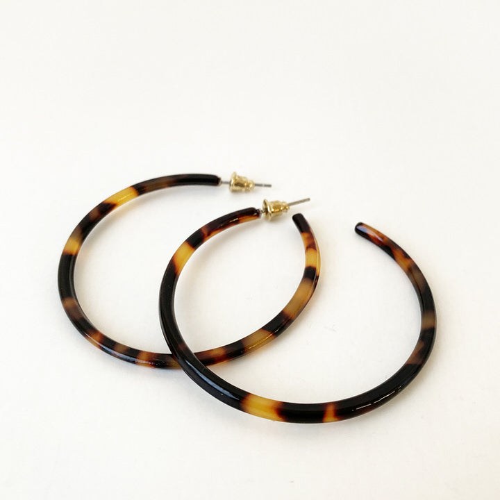 MINCES ANNEAUX EN RÉSINE COLORÉE SUR TIGES  - TORTOISE | MEDIUM & THIN RESIN COLOURED HOOPS ON POSTS - TORTOISE