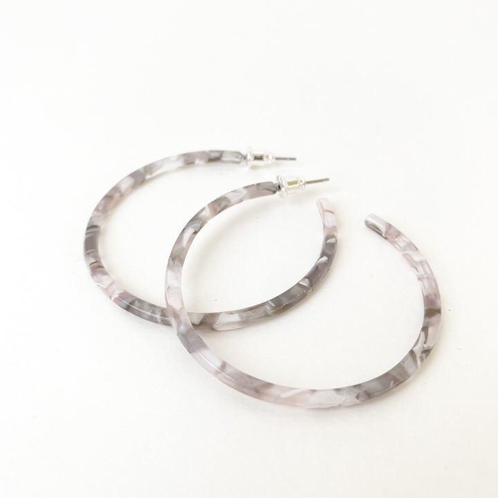 MINCES ANNEAUX EN RÉSINE COLORÉE SUR TIGES  - GRIS PÂLE | MEDIUM & THIN RESIN COLOURED HOOPS ON POSTS - LIGHT GREY