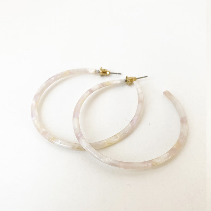 MINCES ANNEAUX EN RÉSINE COLORÉE SUR TIGES  - ROSE PÂLE  | MEDIUM & THIN RESIN COLOURED HOOPS ON POSTS - LIGHT PINK