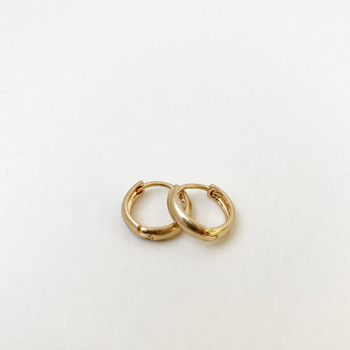 MINIS ANNEAUX ÉPURÉS AU FINI MAT  - OR MAT | MINIMALIST MINI HOOPS IN MATTE FINISH - WORN GOLD